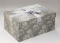 Preview: Die Brautkleidbox Platinum Flowers passt wunderbar zu jedem Hochzeitskleid.